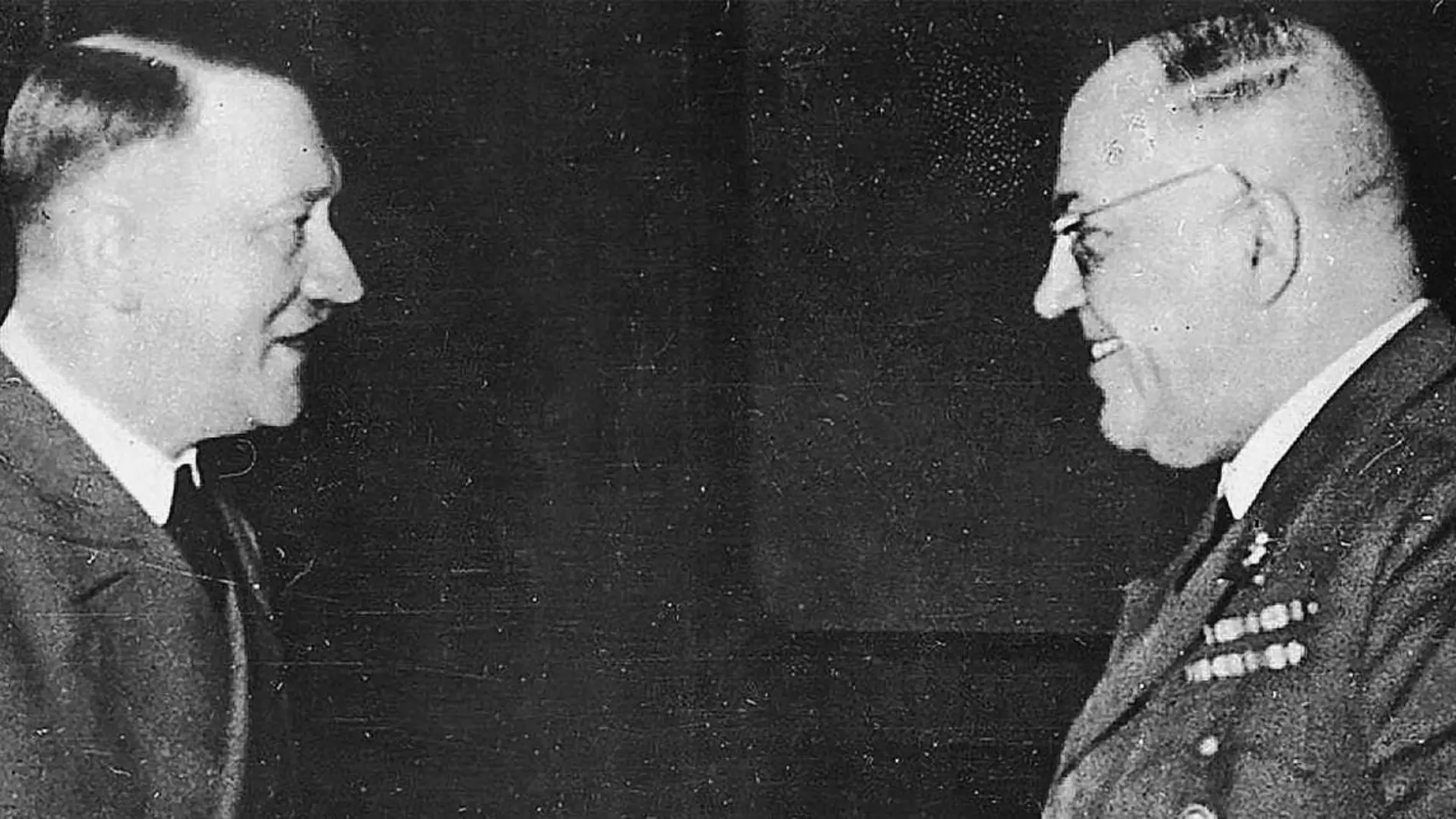 Theodor Morel, a la derecha, fue el médico de Hitler desde 1936 hasta el suicidio del líder nazi