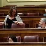 La diputada de la CUP Mireia Vehi (i) el pleno del Congreso de los Diputados celebrado este martes en Madrid. EFE/Mariscal