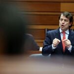 El presidente de la Junta, Alfonso Fernández Mañueco, durante su cara a cara con el socialista Luis Tudanca