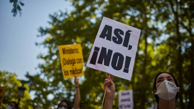 Varios residentes de medicina participan en una protesta,