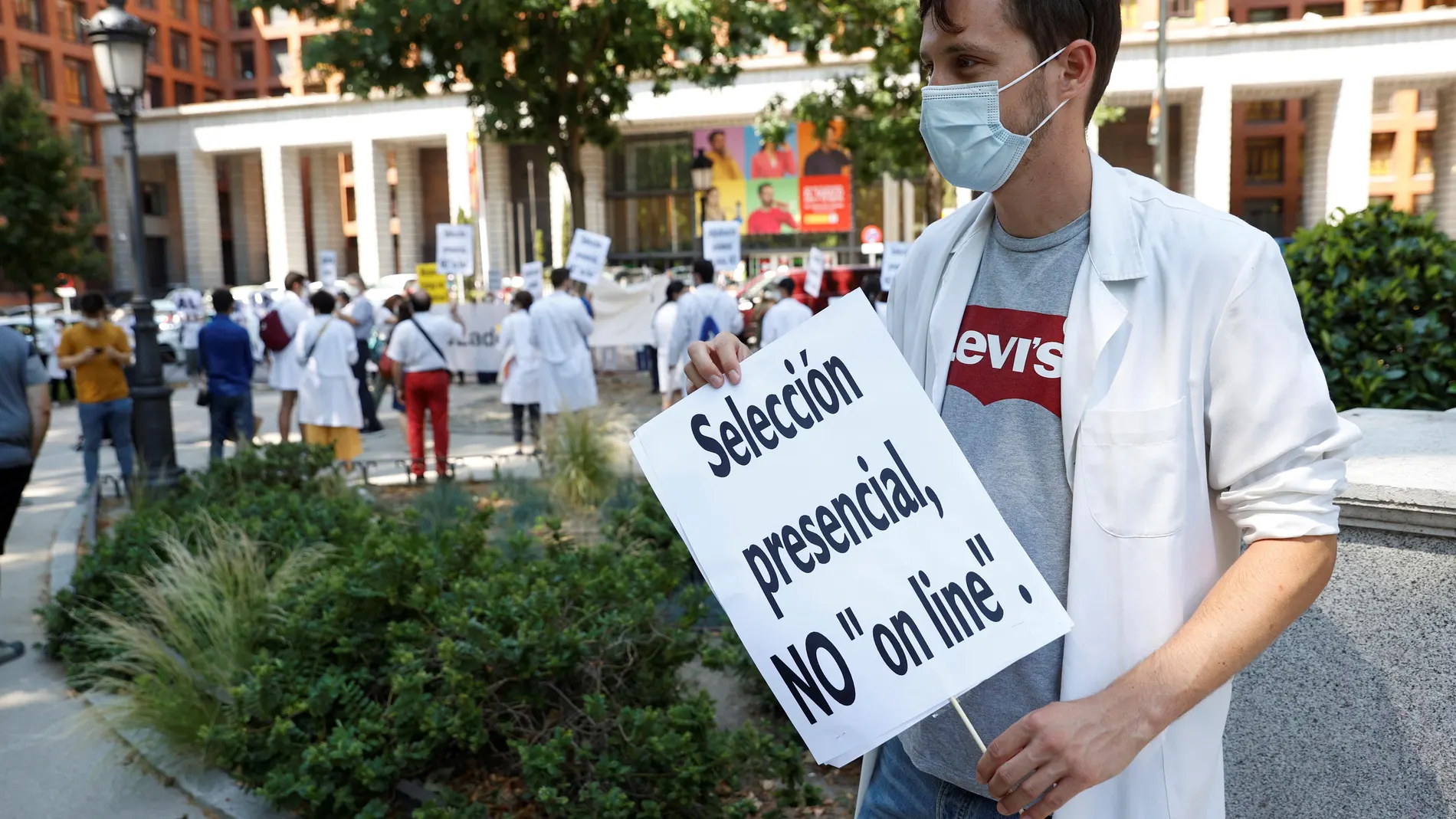 Protesta por la elección telemática de plazas MIR