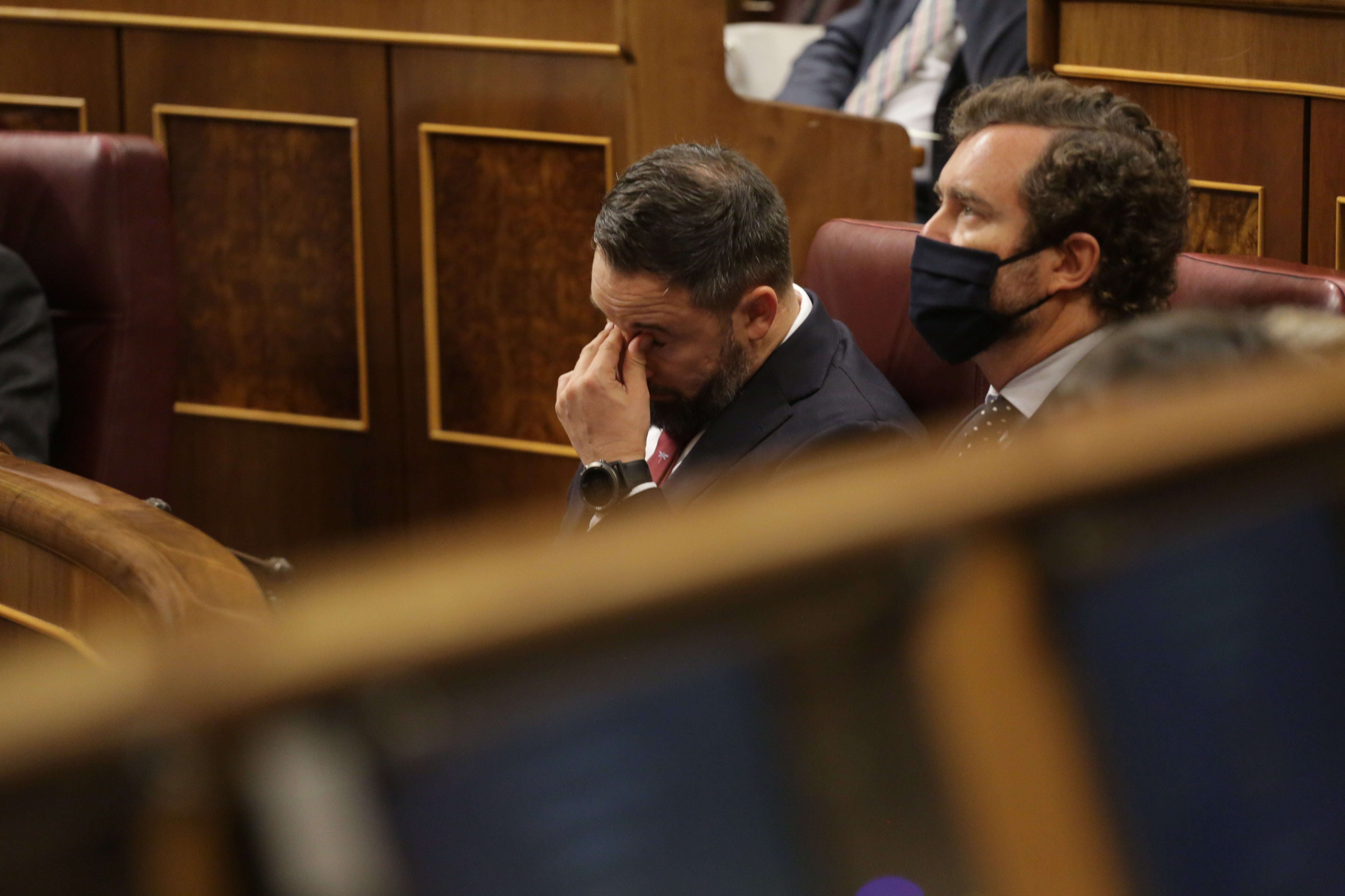 El presidente de Vox, Santiago Abascal, y el portavoz de Vox en el Congreso, Iván Espinosa de los Monteros (d), durante la primera sesión de control al Gobierno en el Congreso de los Diputados tras el estado de alarma, en Madrid (España), a 24 de junio de 2020. El Congreso da esta semana un paso más hacia la vuelta a la normalidad y permite que algo más de la mitad de los diputados pueda ocupar sus escaños en el Salón de Plenos, manteniendo, eso sí, la distancia de seguridad entre personas y portando mascarillas para evitar contagios.24 JUNIO 2020;PEDRO SÁNCHEZ;SESION DE CONTROL AL GOBIERNO;CONGRESO DE LOS DIPUTADOSPool24/06/2020