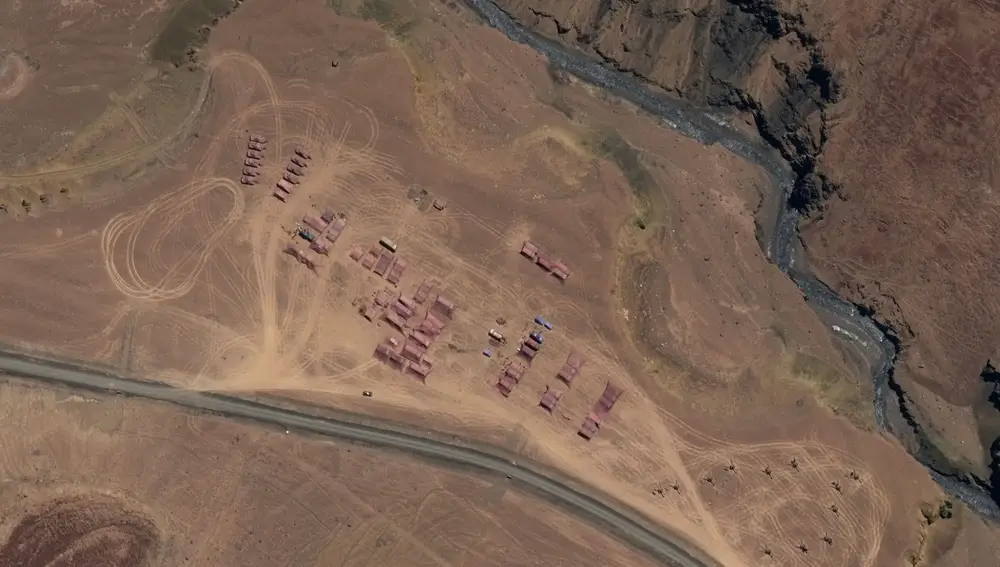 Imágenes satelitales de Maxar WorldView-3 muestran un vehículo armado y artillería al norte de Gogra