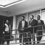 Martin Luther King jr., segundo por la derecha, a su llegada al Motel Lorraine un día antes de ser asesinado