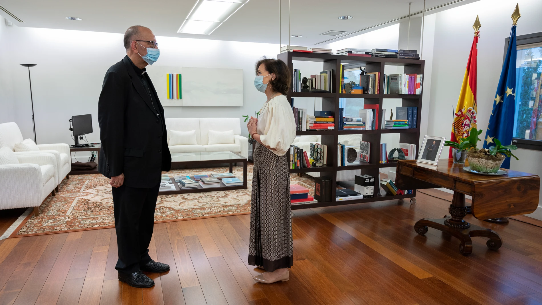 La vicepresidenta primera del Gobierno, Carmen Calvo y el presidente de la Conferencia Episcopal, monseñor Juan José Omella, en Moncloa