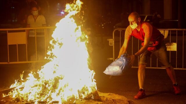 Varios vecinos del barrio de Sant Antoni de Barcelona ven arder una hoguera simbólica autorizada por el Ayuntamiento