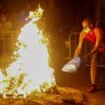 Varios vecinos del barrio de Sant Antoni de Barcelona ven arder una hoguera simbólica autorizada por el Ayuntamiento