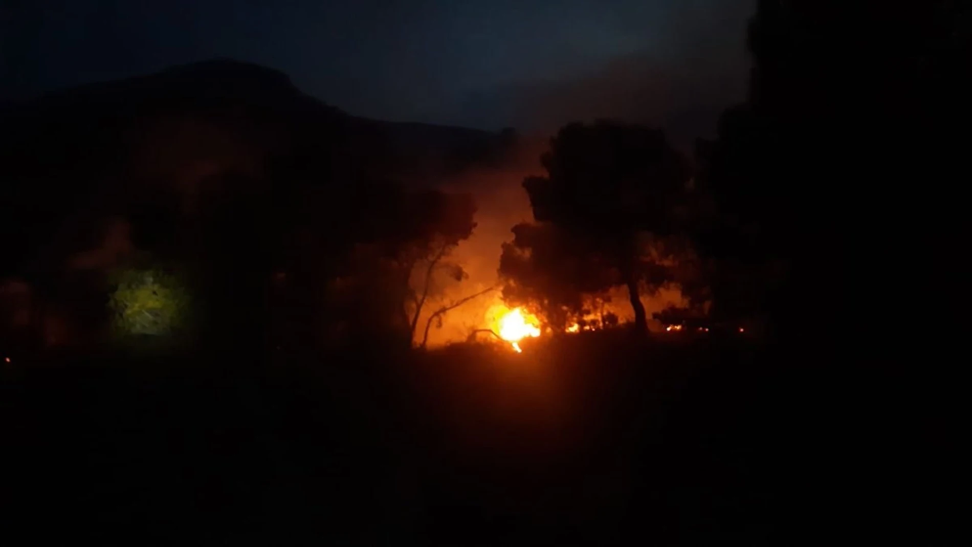Jaén.-Incendios.-Declarado de madrugada un incendio forestal provocado por un rayo en un paraje de Bélmez de la Moraleda
