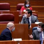 Fernández Mañueco e Igea conversan durante un momento del Pleno de las Cortes