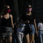 Fin del confinamiento imagenes de gente con mascarillas y sin ellas, y terrazas en la calle Fuencarral.