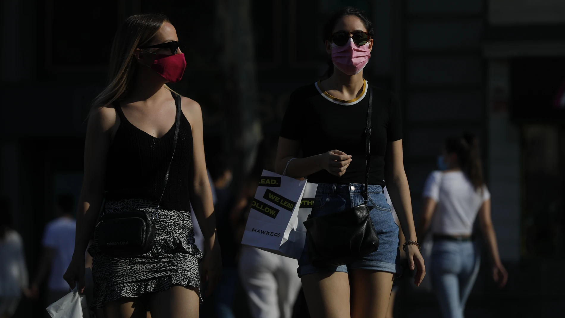 Fin del confinamiento imagenes de gente con mascarillas y sin ellas, y terrazas en la calle Fuencarral.