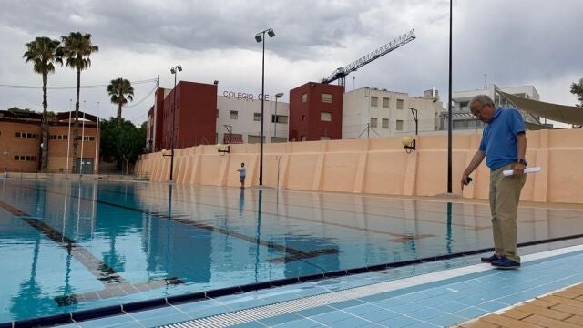 Imagen de una piscina municipal en Murcia