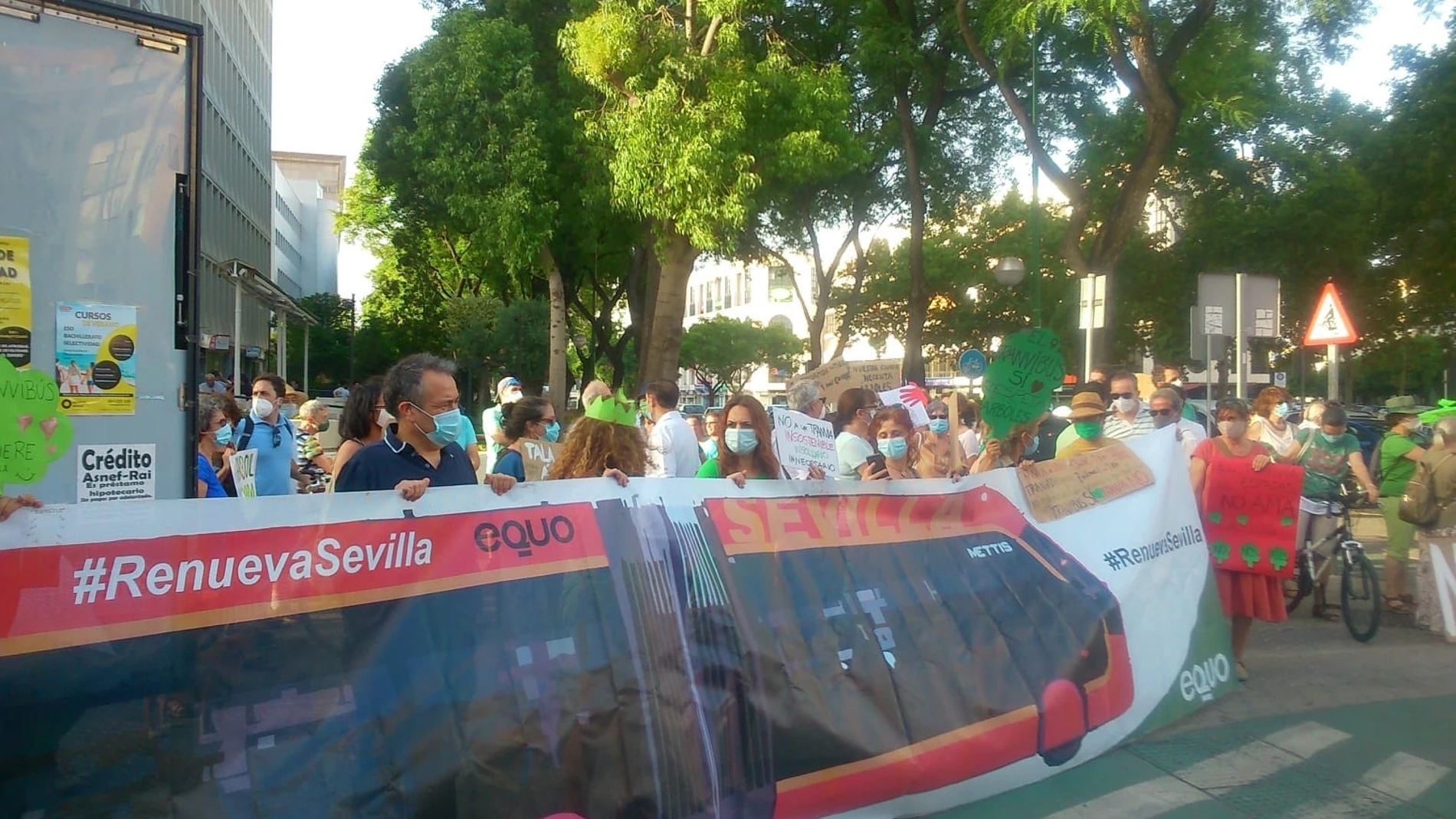 Sevilla.- Varias decenas de personas protestan contra la "tala del tranvía" en defensa de la mediana arbolada