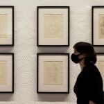 Una visitante acude a una de las exposiciones que ya han abierto en Valladolid con la "nueva normalidad"