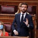 El líder del PP, Pablo Casado, durante su intervención en la primera sesión de control al Ejecutivo en el Congreso tras el fin del estado de alarma./ EFE/ J.J.Guillén