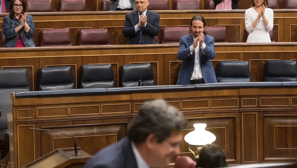 Pablo Iglesias aplaude a José Luis Escrivá, ministro de Seguridad Social, durante el inicio del trámite de aprobación del Ingreso Mínimo Vital en el Congreso de los Diputados