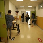 Alumnos en un pasillo