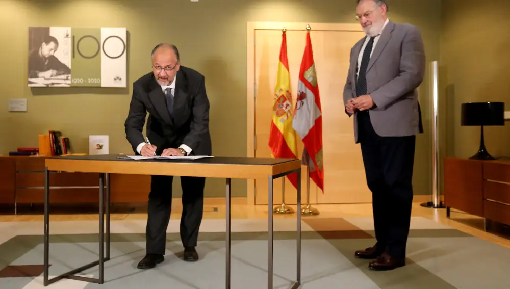 El presidente de las Cortes y de la Fundación de Castilla y León, Luis Fuentes, firma el acuerdo por el que el catedrático Salvador Rus Rufino se convierte en el comisionado para la organización de los actos del V Centenario de la Guerra de los Comuneros, que se celebrará en 2021