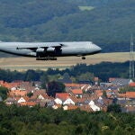Un avión militar norteamericano despega de la base aérea de Ramstein en Alemania