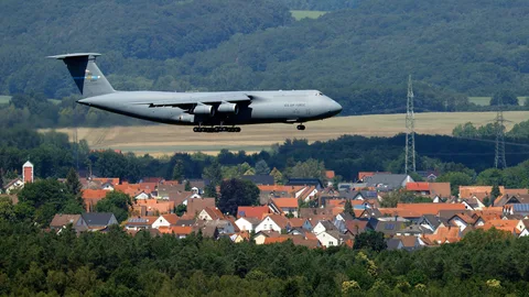 Un avión militar norteamericano despega de la base aérea de Ramstein en Alemania