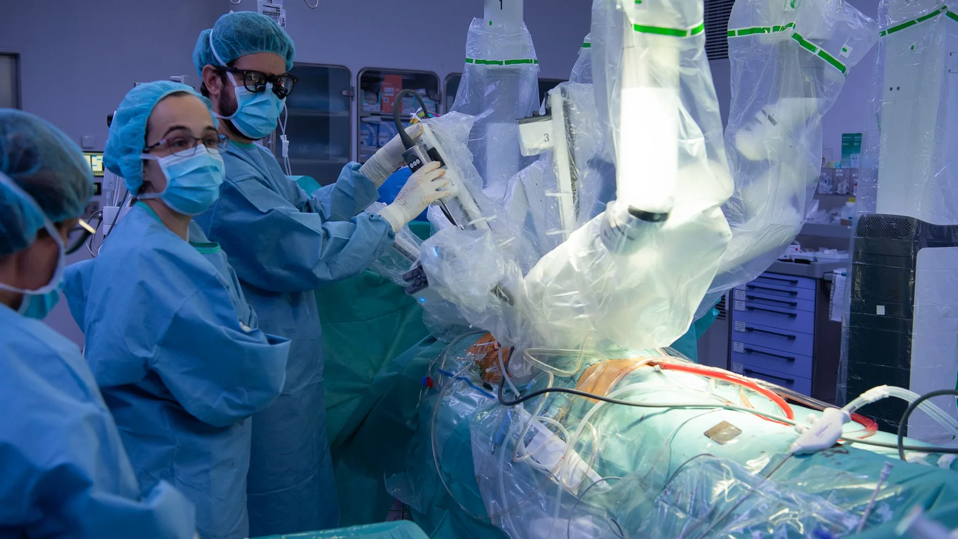 Los doctores Daniel Pereda y Elena Sandoval trabajan con el robot Da Vinci dentro del quirófano del Hospital Clínic para restaurar la válvula mitral de un corazón
