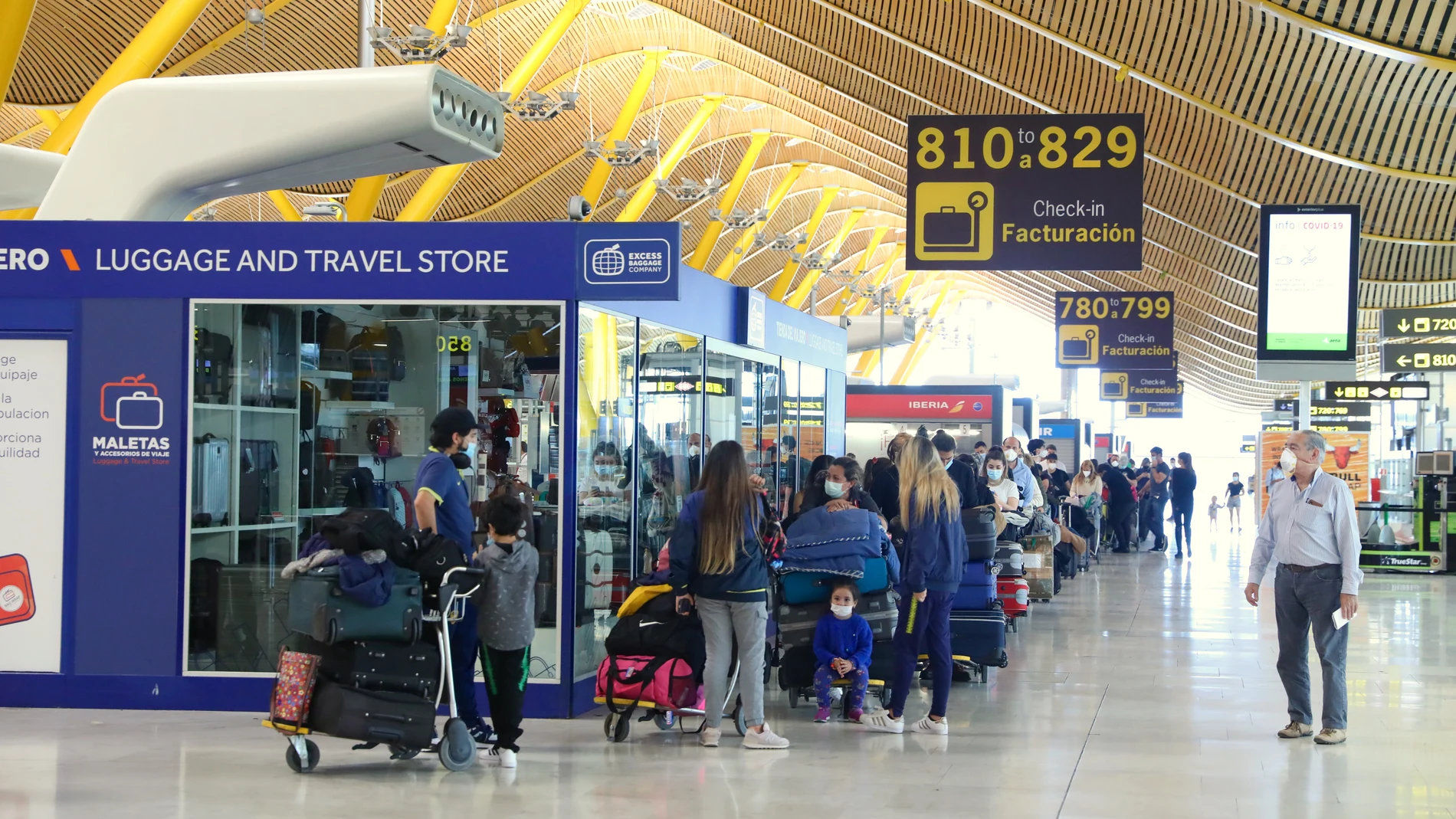Primer día de llegada de vuelos internacionales con turistas tras finalizar el estado de alarma. Aeropuerto Adolfo Suárez Madrid Barajas