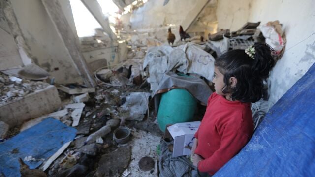 Dara, una niña desplazada siria, en una vivienda destrozada en Idlib