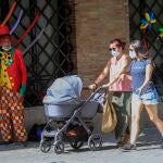 Transeúntes paseando por el centro de Sevilla tras decretarse el fin del estado de alarma