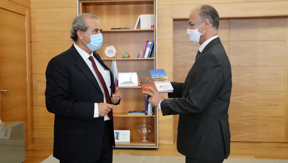 El presidente de las Cortes de Castilla y León, Luis Fuentes, recibe la Memoria del Consejo Consultivo del año 2019 que le entrega el presidente de esta institución propia, Agustín Sánchez de Vega