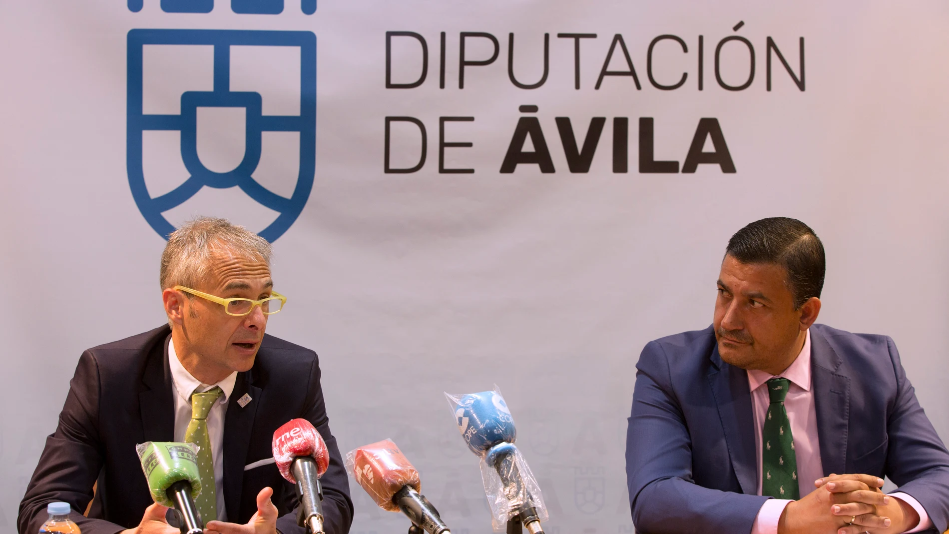 El presidente de la Diputación de Ávila, Carlos García (d), y el rector de la Universidad de Salamanca, Ricardo Rivero (i), firman un convenio para la realización de un estudio para la prevención de incendios e inundaciones en los municipios de la provincia