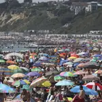  Miles de personas sin mascarilla: caos en las playas de Reino Unido
