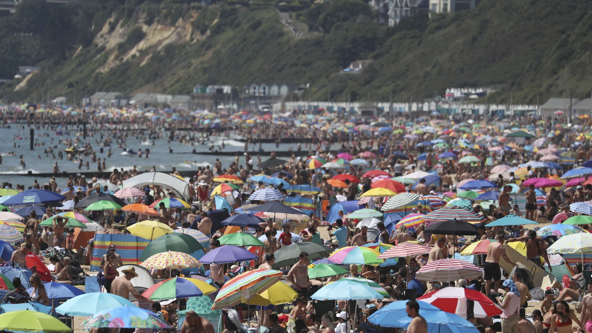 Una multitud se ha dado cita hoy en la playa de Bournemouth, al sur de Reino Unido, ante la ola de calor que sufre el país
