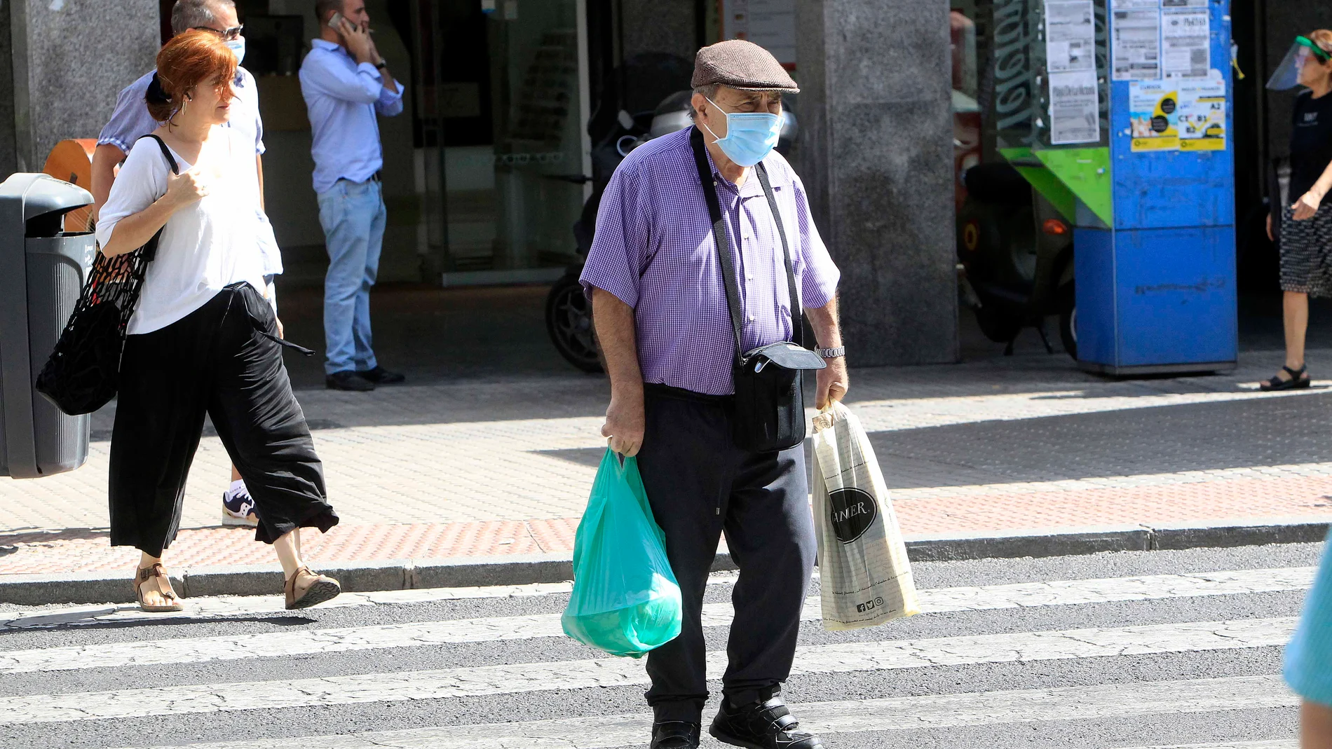 Un transeúnte camina por las calles de la capital hispalense tras el fin del estado de alarma