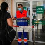 Una vecina de Lepe (Huelva) acude al Centro de Salud de la localidad onubense donde medio centenar de personas fueron aisladas por un brote de coronavirus