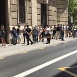 Los usuarios han tenido que esperar entre cuarenta y cinco minutos y una hora en la calle bajo el sol y con temperaturas superiores a los 30 grados