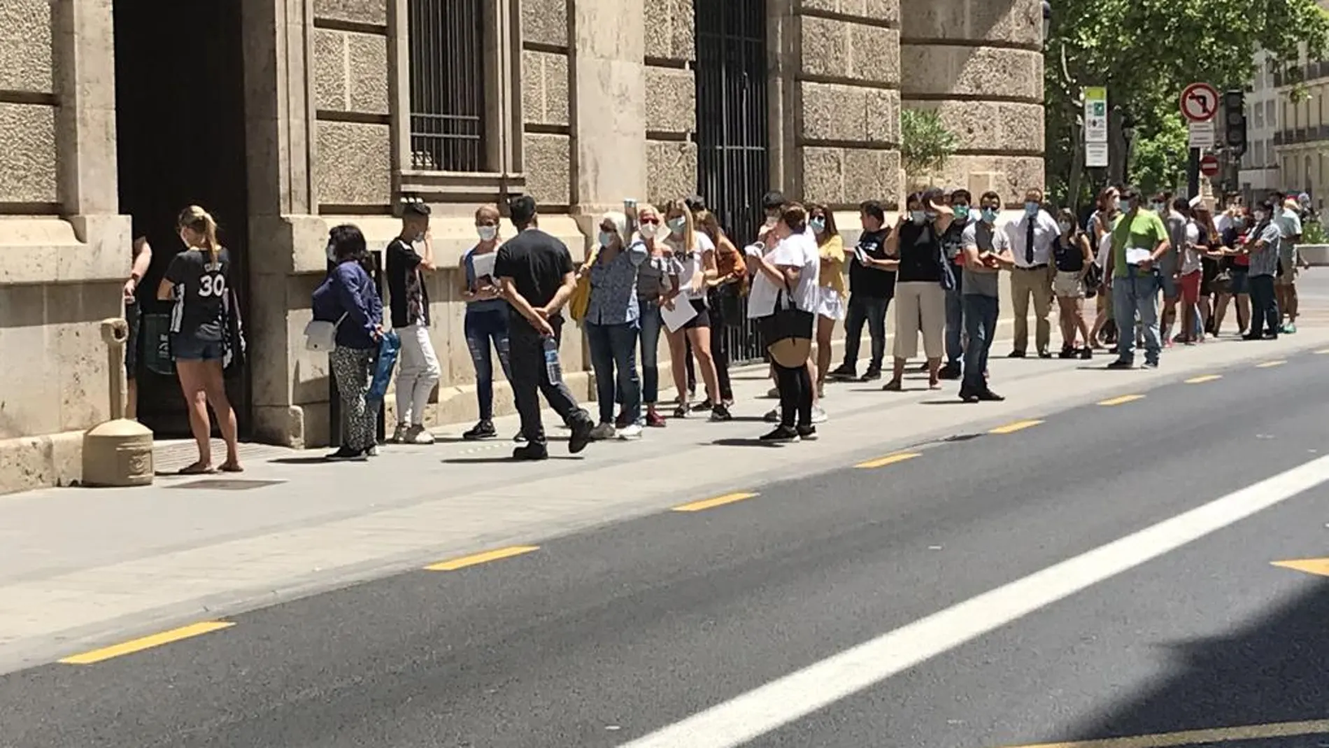 Los usuarios han tenido que esperar entre cuarenta y cinco minutos y una hora en la calle bajo el sol y con temperaturas superiores a los 30 grados