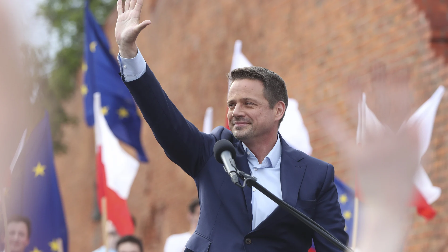 Banderas europeas en un mitin del candidato opositor Rafal Trzaskowski a las elecciones presidenciales de Polonia