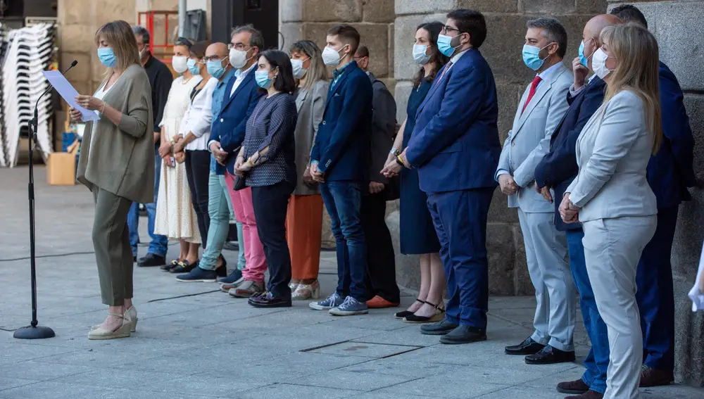 Lectura del manifiesto con motivo del Día Internacional del Orgullo LGTBI en Ávila.En la foto, la concejala Paloma del Nogal y el resto de la corporación municipal durante el acto