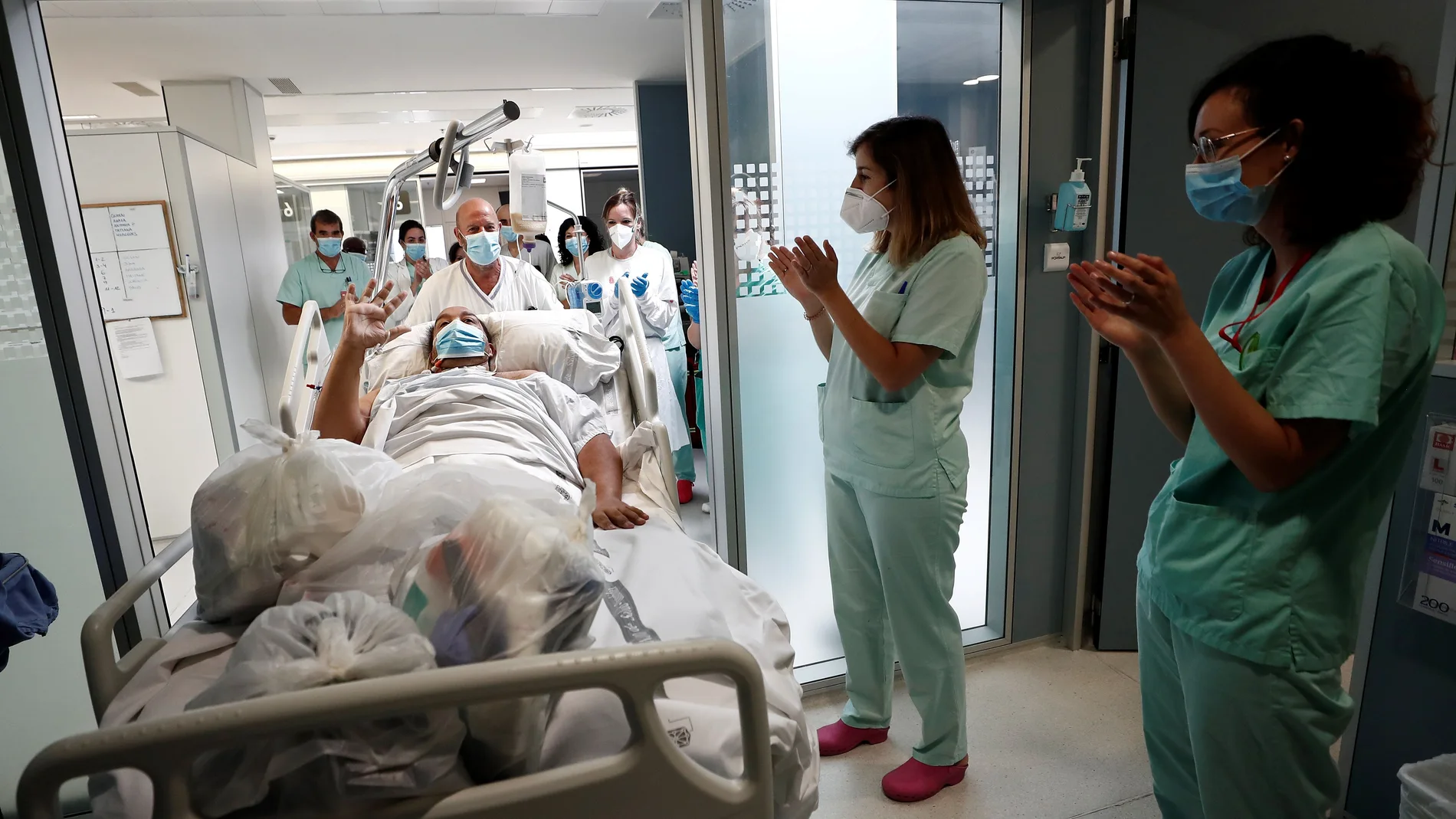 Paciente afectado por COVID-19 abandona la UCI después de 96 días