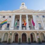 Un juzgado ya ordenó el año pasado retirar la bandera arcoiris de la fachada del Ayuntamiento de Cádiz, también a iniciativa de Abogados Cristianos