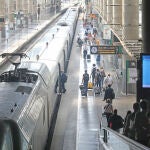 Varios pasajeros acceden al andén por una cinta mecánica en la estación Madrid-Puerta de Atocha