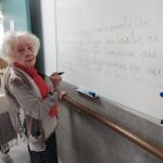 Con 95 años, Asunción escribe diariamente una frase de motivación o agradecimiento en la Residencia Otazu