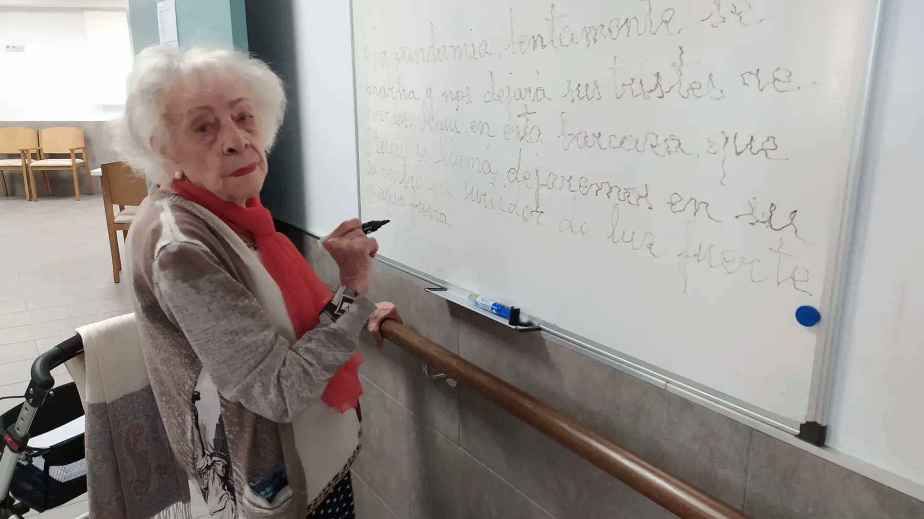 Con 95 años, Asunción escribe diariamente una frase de motivación o agradecimiento en la Residencia Otazu