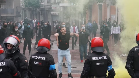 Agentes de la Ertzaintza cargan contra un grupo de radicales