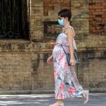 Una mujer pasea por una Sevilla sin restricciones de movilidad