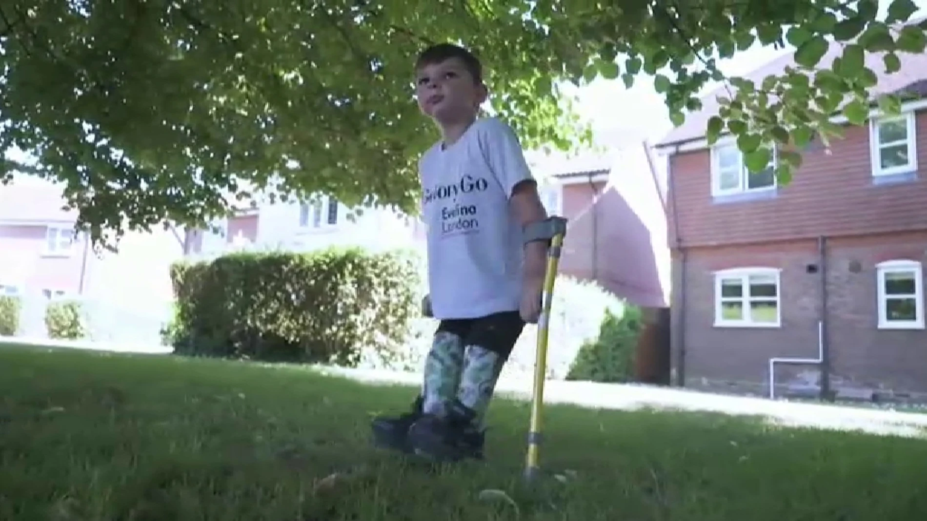 Tony, un niño que perdió las dos piernas consigue casi 1 millón de libras para una buena causa