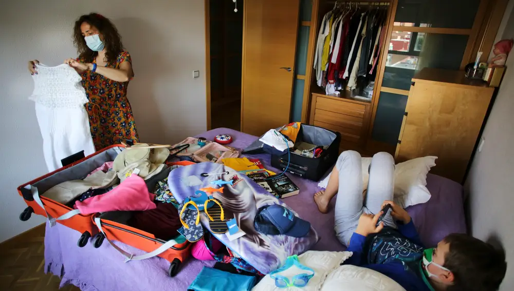 Cristina y su hijo Aitor preparan las maletas para salir de vacaciones.