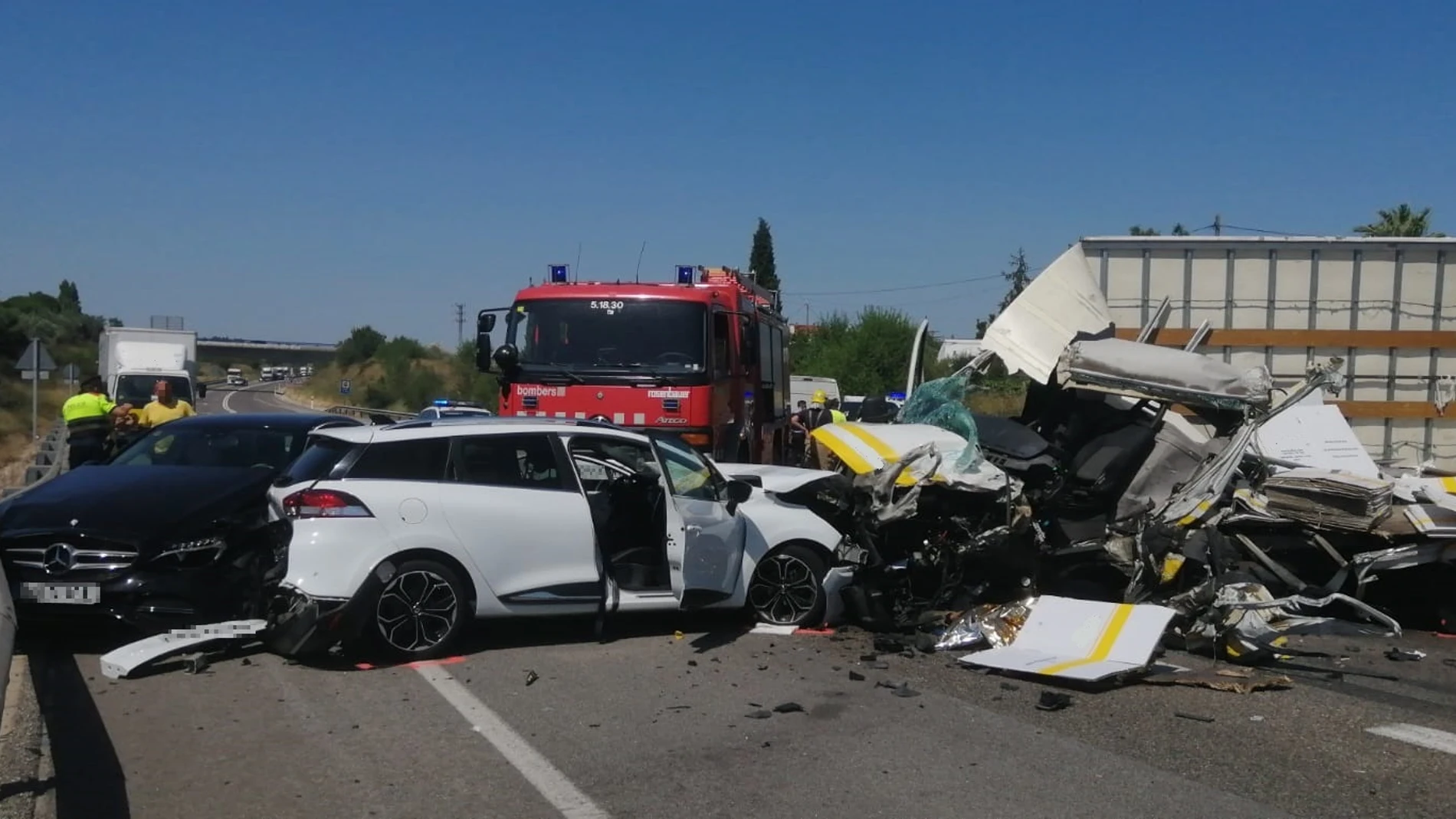 Sucesos.- Muere el conductor de un camión en un accidente en la N-340 en Vilafranca (Barcelona)