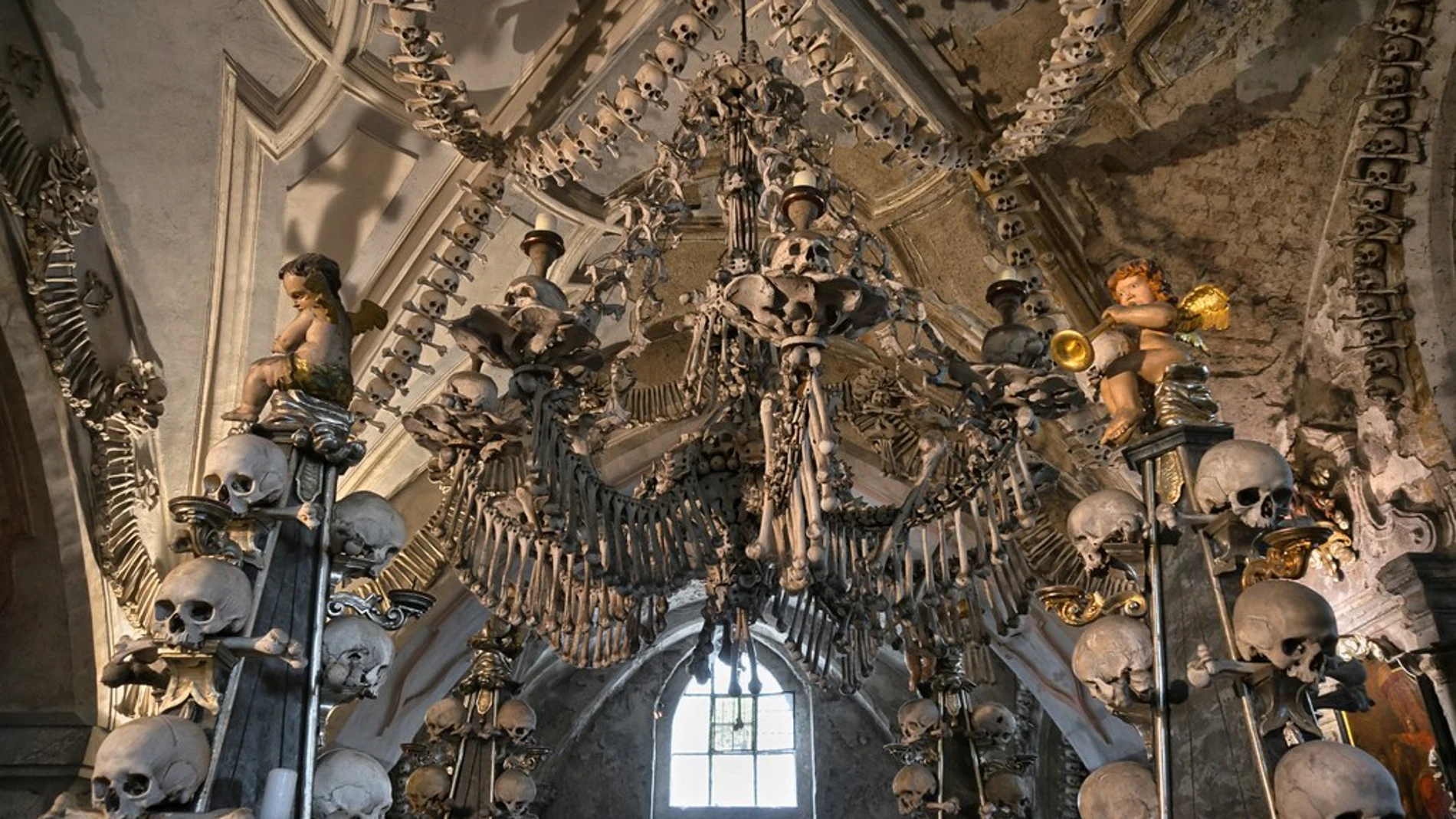 Vista del interior de la capilla, con algunas de sus macabras decoraciones.