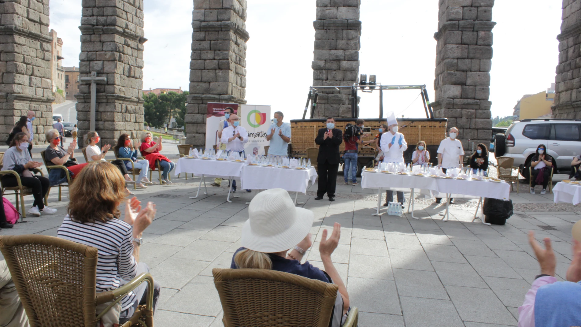 Alimentos de Segovia ofrece un almuerzo a los pies del Acueducto de homenaje a los sanitarios de la provincia